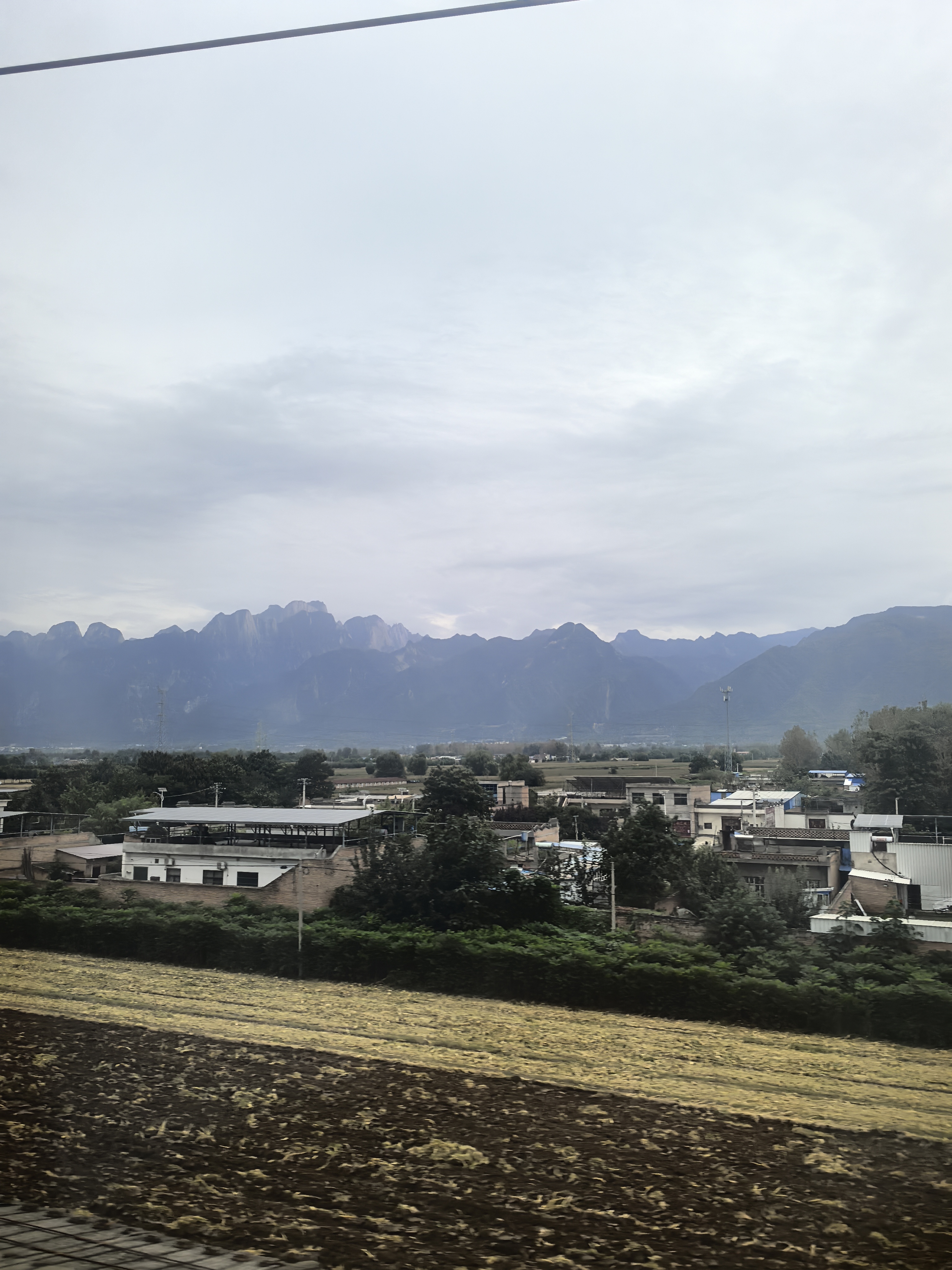 从无锡回西安咯，刚到华山，还有半小时到达。